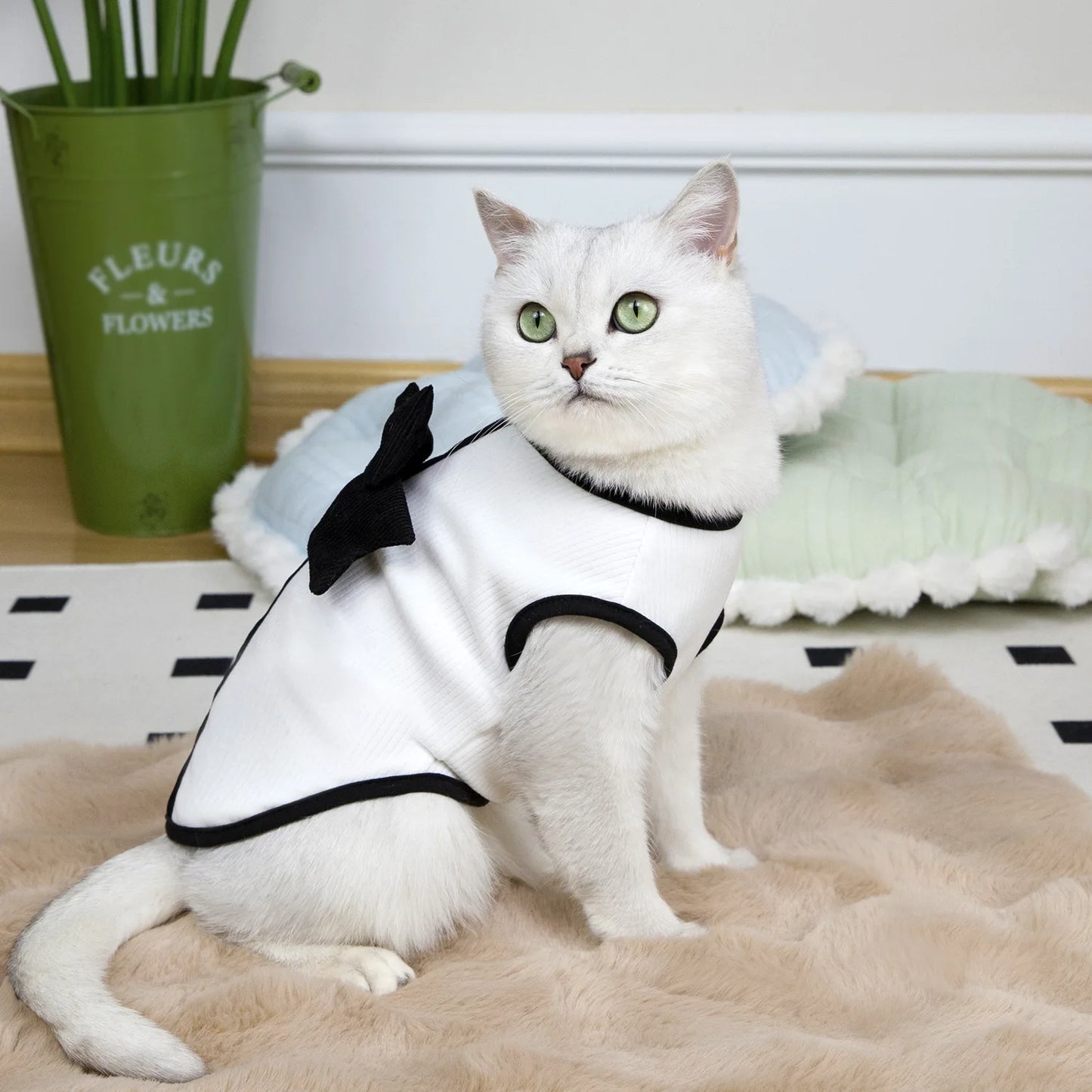 Vestito Elegante per Cani e Gatti – Bianco & Nero con Fiocco