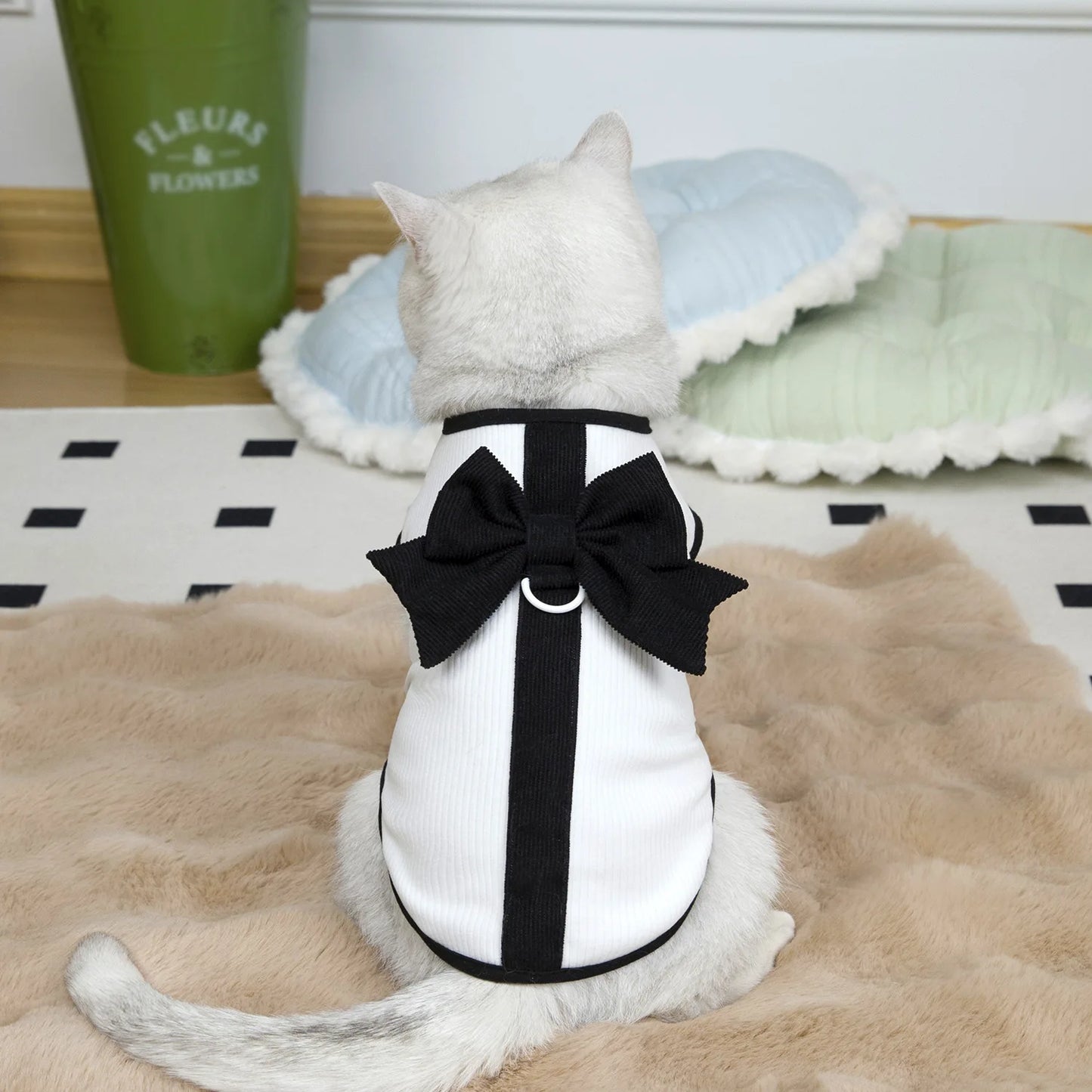 Vestito Elegante per Cani e Gatti – Bianco & Nero con Fiocco
