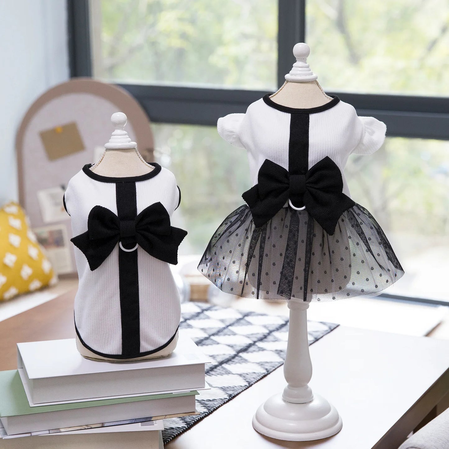 Vestito Elegante per Cani e Gatti – Bianco & Nero con Fiocco